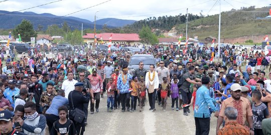Antusias Anak-Anak Pedalaman Papua Barat Sambut Kedatangan Jokowi & Iriana