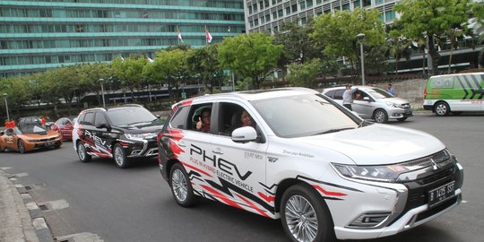 Mobil Listrik Mitsubishi Outlander PHEV Pamer Pesona di 