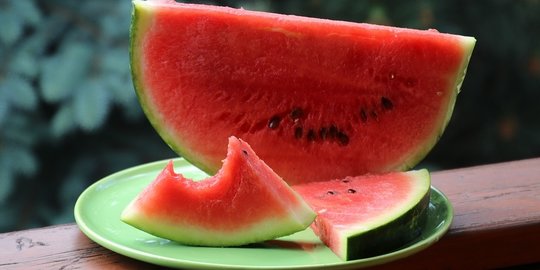 5 buah yang bermanfaat menjaga kesehatan ginjal