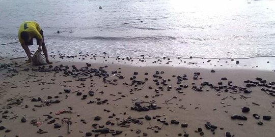 Tumpahan Batu Bara Masih Kotori Laut Lhoknga