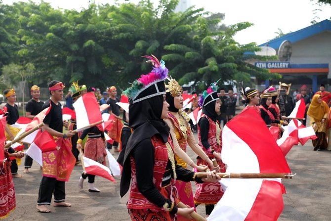 ragam pakaian adat nasional warnai upacara sumpah pemuda di pelabuhan cigading