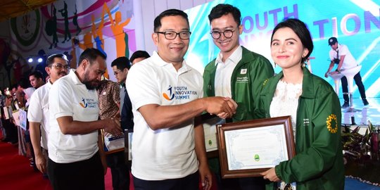 Gubernur Jabar Beri Penghargaan Anak Muda Berprestasi di Youth Innovation Summit 2019