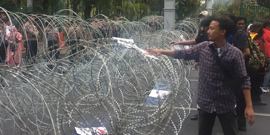 Demonstran Coba Rusak Blokade Kawat Berduri di Jalan Medan Merdeka Barat