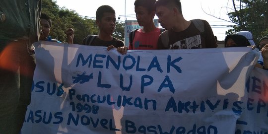 Mahasiswa Makassar Tutup Jalan Lagi, Teriakkan Kembali Tolak RUU Tidak Pro Rakyat