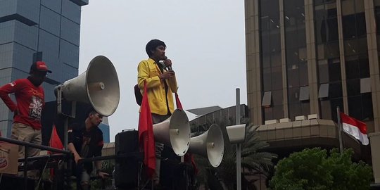 Demo di Jalan MH Thamrin, Ketua BEM UI Buang Jaket Kuning