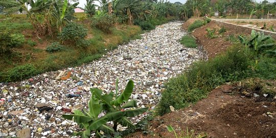 Tumpukan Sampah Mengalir di Kali Jambe Bekasi