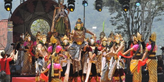 Kesenian Sakral Topeng dan Wayang Majapahit Sukses di Ulundanu Art Festival