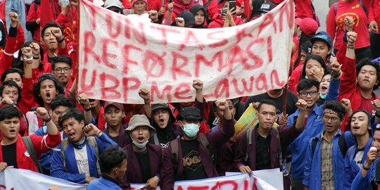 Aksi Unjuk Rasa Mahasiswa Tuntut Penuntasan Agenda Reformasi