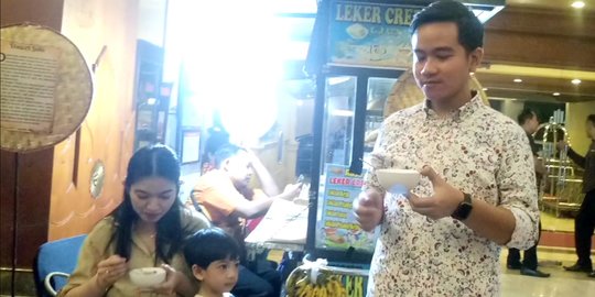 Gibran Ajak Anak Istri Makan Jajanan Tradisional di The Sunan Hotel