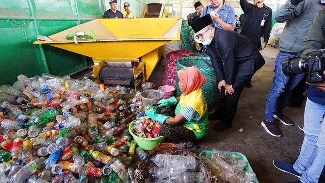 bupati banyuwangi boyong puluhan kepala desa belajar penanganan sampah di muncar