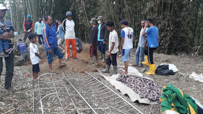 retakan tanah di pemakaman garut