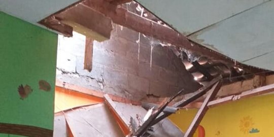 Atap Sekolah Ambruk, Siswa TK Pegayon Bekasi Belajar di Teras