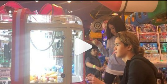 dua adiknya ke arena bermain rev5