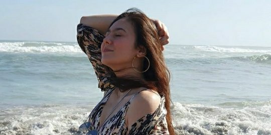 Wulan Guritno Tetap Cantik Meski Sedang Kerokan