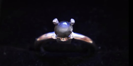 Unik, Pria Jepang Bikin Cincin dari Kuku yang Diblender