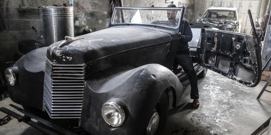 Melihat Restorasi Mobil Klasik di Gaza
