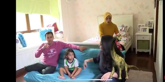 13 potret rumah meisya siregar dan bebi romeo, nyaman serasa di villa