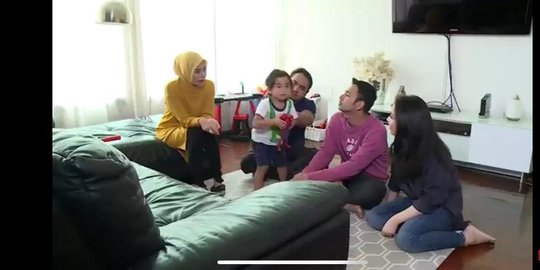 13 potret rumah meisya siregar dan bebi romeo, nyaman serasa di villa
