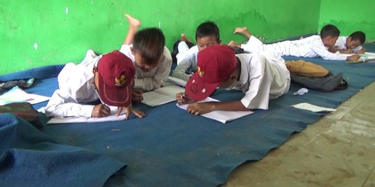 Miris, Siswa SDN di Lebak Belajar di Lantai Beralas Karpet Tanpa Meja & Kursi