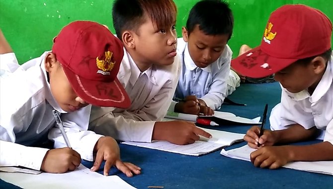 siswa sdn 2 pasir kupa lebak belajar di lantai