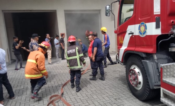 gudang genset di gedung danamon medan terbakar