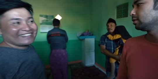 melihat lebih dekat rumah merry di kampung, luas ada musala