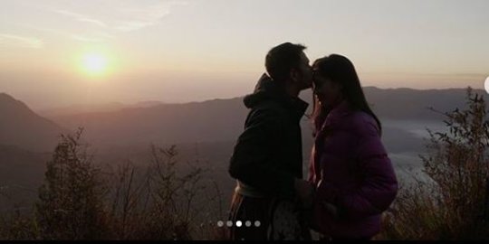 Potret Romantis Raffi dan Nagita di Bawah Sunrise Gunung Bromo