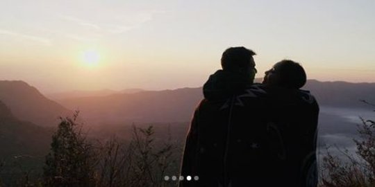 potret romantis raffi dan nagita di bawah sunrise gunung bromo