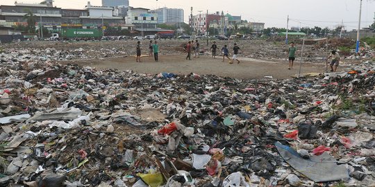 Bermain Sepak Bola di Antara Tumpukan Sampah
