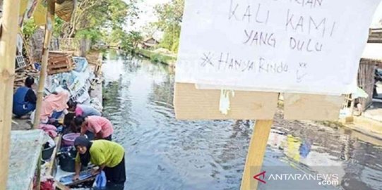 Kekurangan Air Bersih, Warga Sukaraya Bekasi MCK di Sungai Tercemar Pabrik