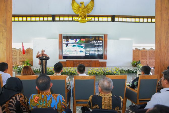 bupati abdullah azwar anas saat acara pelantikan bpc hipmi banyuwangi