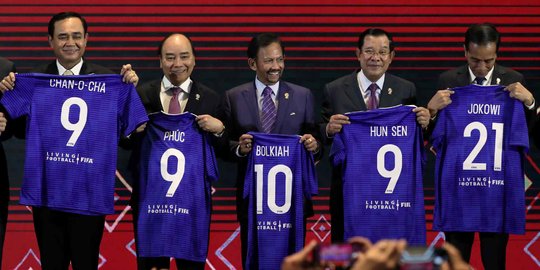 KTT ASEAN ke-35 di Bangkok, Jokowi Mendapat Jersey Nomor 21 dari FIFA
