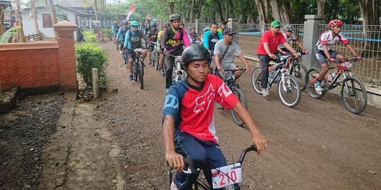 Serunya Berkompetisi Sepeda di Pantai Pulau Merah Banyuwangi