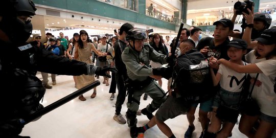 Polisi Hong Kong Uber Demonstran Anti-Pemerintah Hingga ke Mall