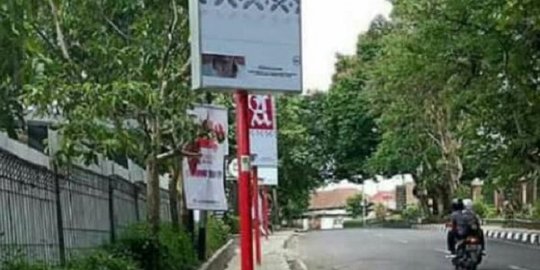 Reklame Iklan Rokok Ini Dipasang di Tengah Trotoar Kota Sukabumi