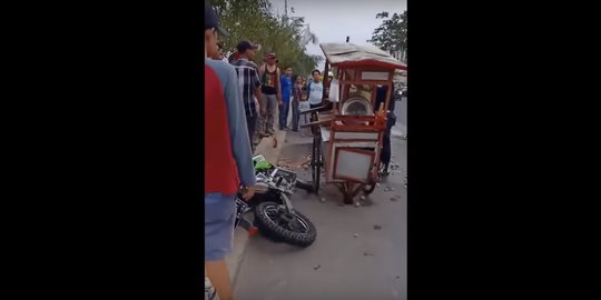 Tertibkan PKL, Satpam di Bekasi Tabrak Gerobak Bakso