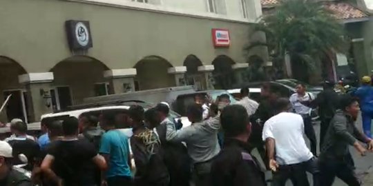 Viral Massa Geruduk Minimarket Diduga di Bekasi Teriakan 'Kepung, Kepung'