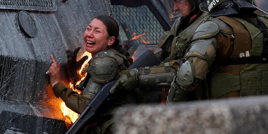 Momen Polwan Chile Terbakar Saat Bentrok dengan Demonstran