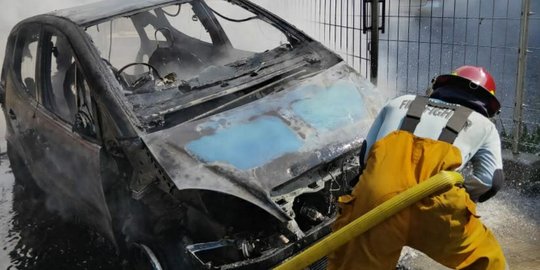 Selang Bensin Bocor, Mobil Mercedez Benz Terbakar di Bogor