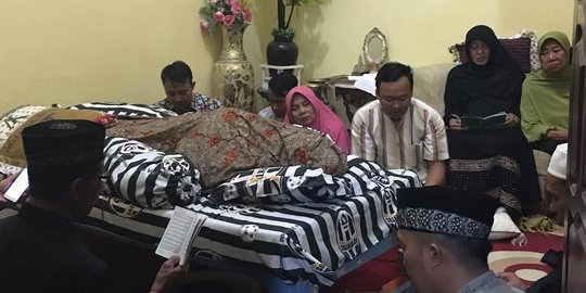 Tiba di Rumah Duka, Jenazah Aiptu Ainur Disambut Tangis Keluarga