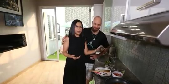 12 potret rumah mewah melaney ricardo, luas dan ada air terjunnya!