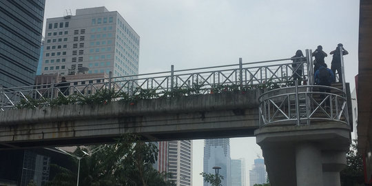 Atap JPO Sudirman Dicopot, Pejalan Kaki Minta Disiapkan Jalan Alternatif Saat Hujan