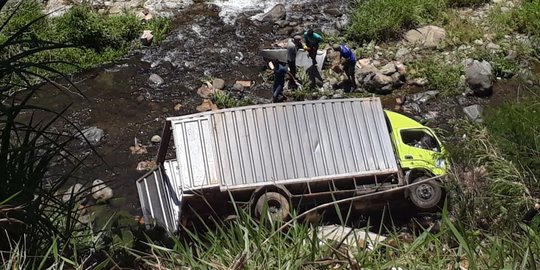 Diduga Rem Blong, Truk Boks Terperosok ke Jurang Sekitar Tanjakan Panganten