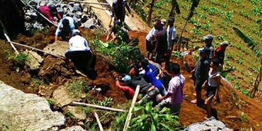 Tiga Pekerja Proyek Turap Dinas PUPR Bogor Tertimpa Longsor