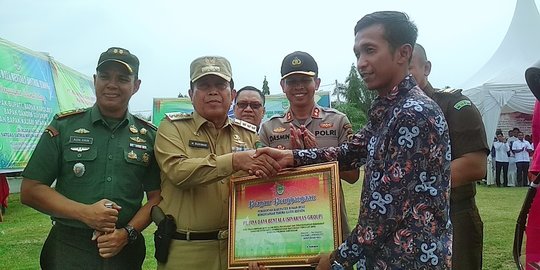 Pamer Bawa Pistol di Depan Umum, Bupati Rokan Hulu Mengaku Hanya untuk Gaya