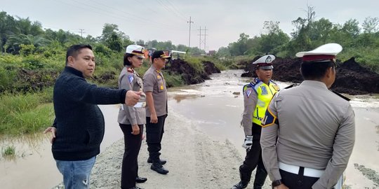 Jalan Longsor Sedalam 43 Meter di Siak, Truk Angkut Cangkang Tertimbun Tanah