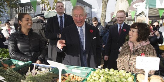 Intip Keseruan Pangeran Charles Blusukan ke Pasar