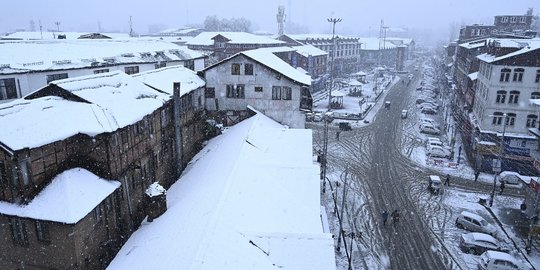 Salju Pertama Musim Dingin Guyur Srinagar