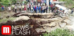 VIDEO: Sempat Dikira Tertimpa Meteor, Ini Penyebab Jalan Ambles di Riau