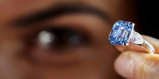 Penampakan Berlian Biru yang Ditaksir Bernilai Rp 200 Miliar